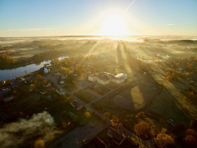 Ar mūsdienīgu dronu lidot patiešām ir ļoti vienkārši, un to, bez mazākā pārspīlējuma, spēj jebkurš.