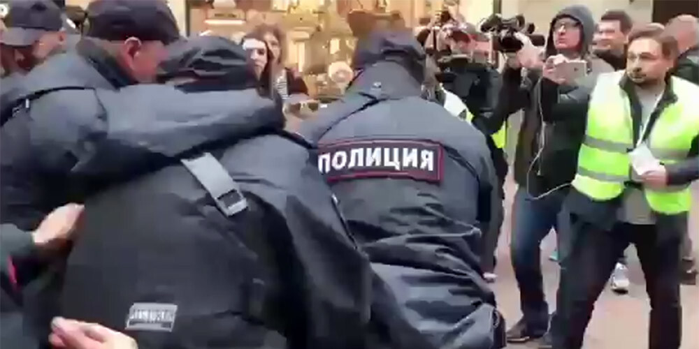 VIDEO: policists Maskavā aizturētam piketētājam kaut ko iebāž kabatā