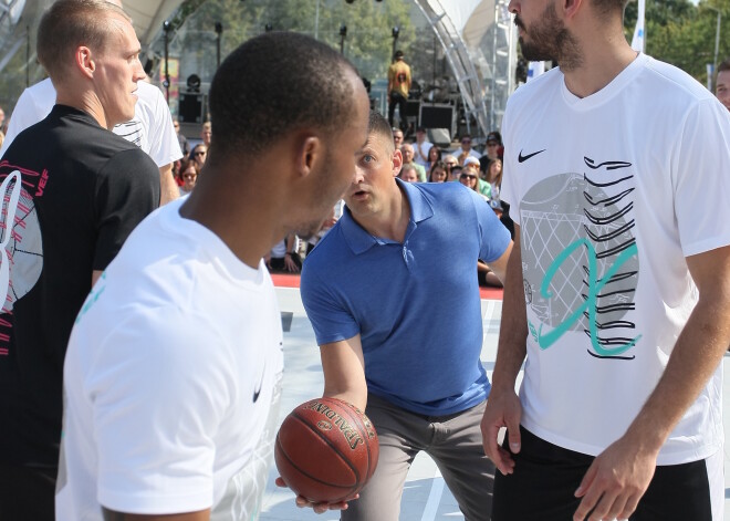 "Krastu mačs" ir diennakts basketbola turnīrs, kurā tradicionāli piedalās un savā starpā sacenšas Daugavas labā un kreisā krasta iedzīvotāji.