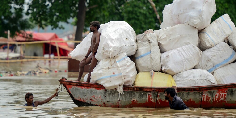 Indijā plūdos bojāgājušo skaits pārsniedzis 1000