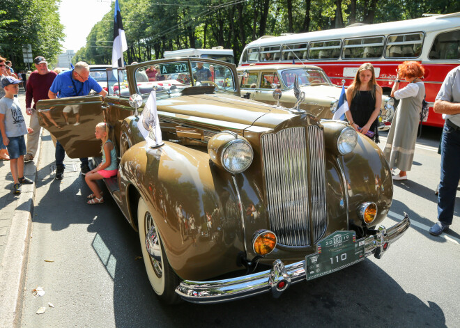 FOTO: Rīgas ielās uz salidojumu "Rīga Retro 2019" ieradušies senie spēkrati