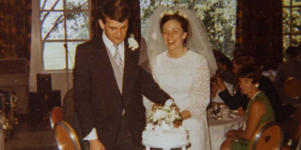 Vīrs un sieva no Pensilvānijas savu kāzu torti ēd jau 49 gadus
