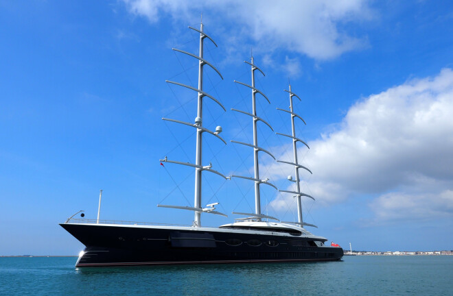 "Black Pearl" un tās trīs varenie masti. Jahta fotografēta Lielbritānijas tuvumā.