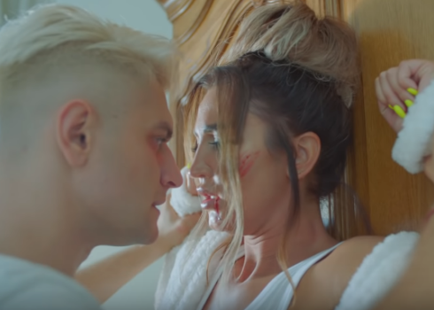 Порно траннилерді үлкен мүшелер трахает етеді Бұзушылық, мистицизм және порно