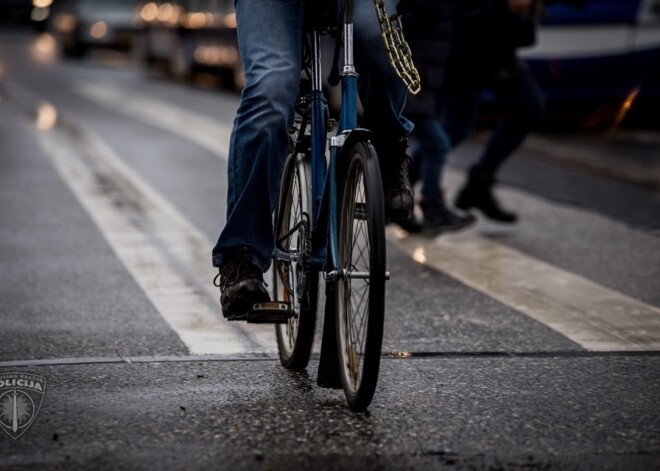 Rīgā pie veikala divi vīrieši piekāvuši riteņbraucēju un nozaguši viņa velosipēdu