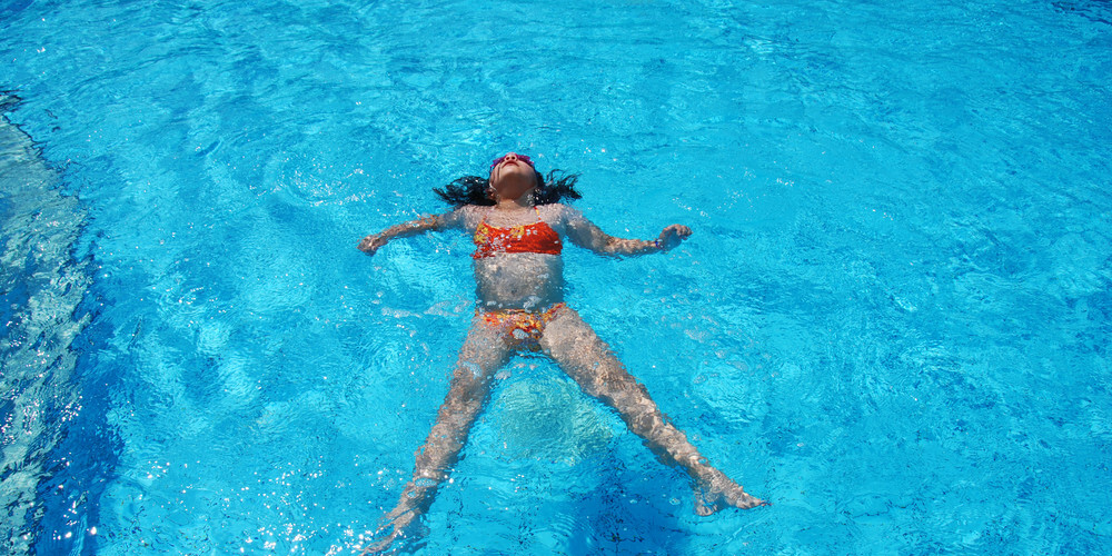 «Сердце запускали пять раз»: 12-летняя девочка из Петербурга захлебнулась в бассейне в Турции и впала в кому