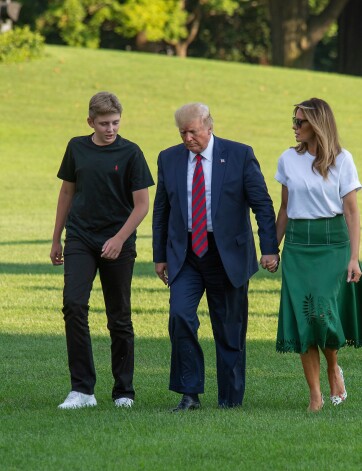 Donalds Tramps esot 190 cm garš, bet Melānija vienmēr nēsā augspapēžu kurpes. Barons garumā pārspējis abus.