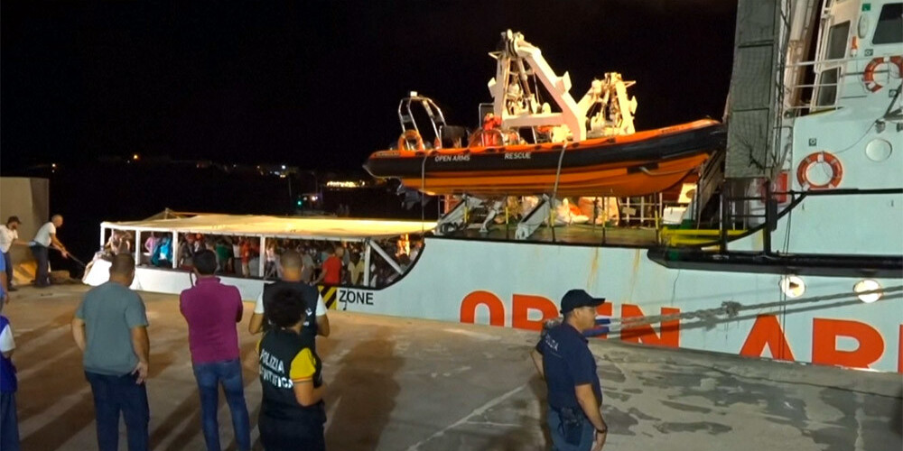 Kuģis "Open Arms" piestāj Lampedūzā un izsēdina 83 bēgļus