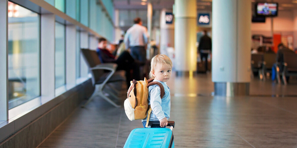 Женщина возмущена: airBaltic не создала комфортных условий для матери с ребенком после отмены рейса