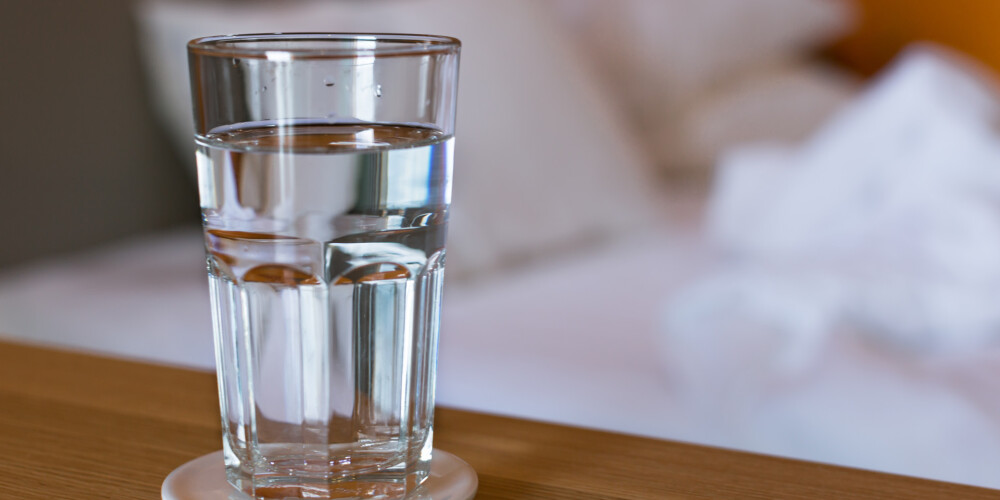 Apgāžam mītus par dzeramo ūdeni: cik daudz to ikdienā patiesībā vajadzētu uzņemt?