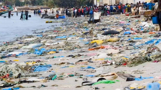 Jāizbeidz plastmasas piesārņojuma pieaugums visā pasaulē.