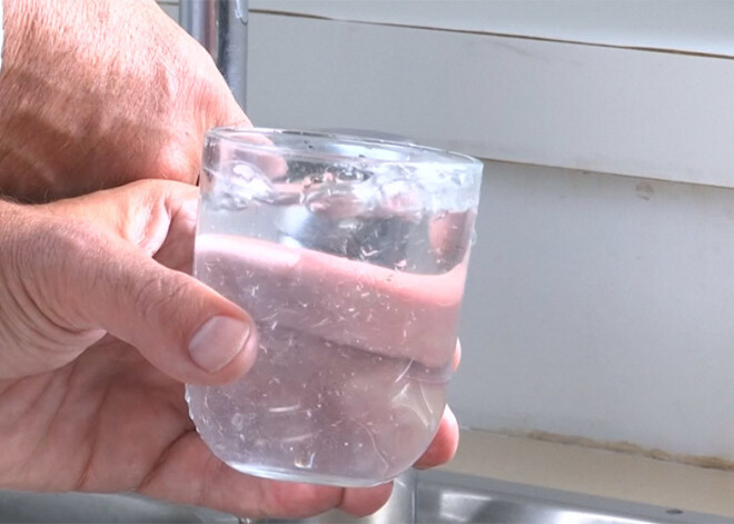 Noskaidrots, ka mikroplastmasas līmenis dzeramajā ūdenī pagaidām nav cilvēkam bīstams