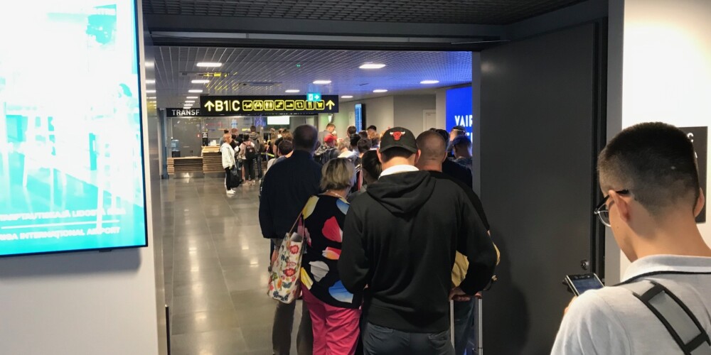 Murgs Rīgas lidostā: cilvēku glābējs Romāns „airBaltic” vainas dēļ netiek laikā uz ASV