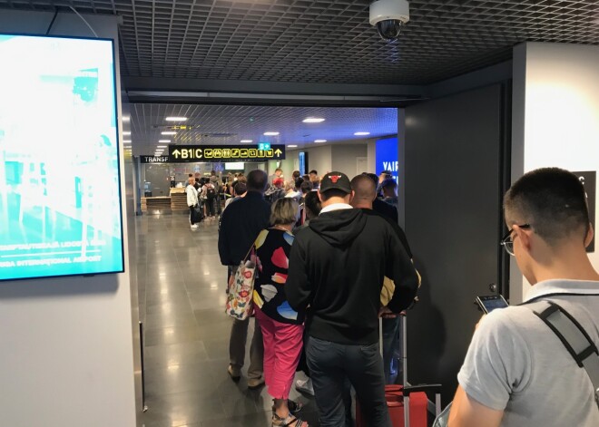 Murgs Rīgas lidostā: cilvēku glābējs Romāns „airBaltic” vainas dēļ netiek laikā uz ASV