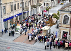 Sākoties garantēto atlīdzību izmaksām, "PNB bankas" klienti stāv rindā pie bankas Klientu centra Daugavpilī.