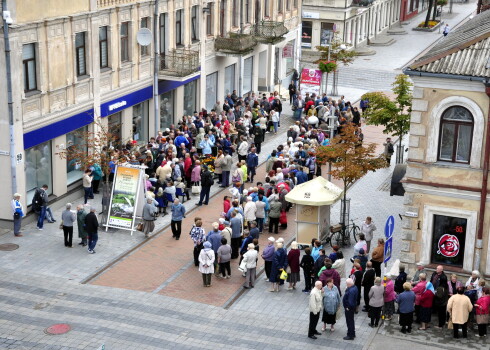 Sākoties garantēto atlīdzību izmaksām, "PNB bankas" klienti stāv rindā pie bankas Klientu centra Daugavpilī.