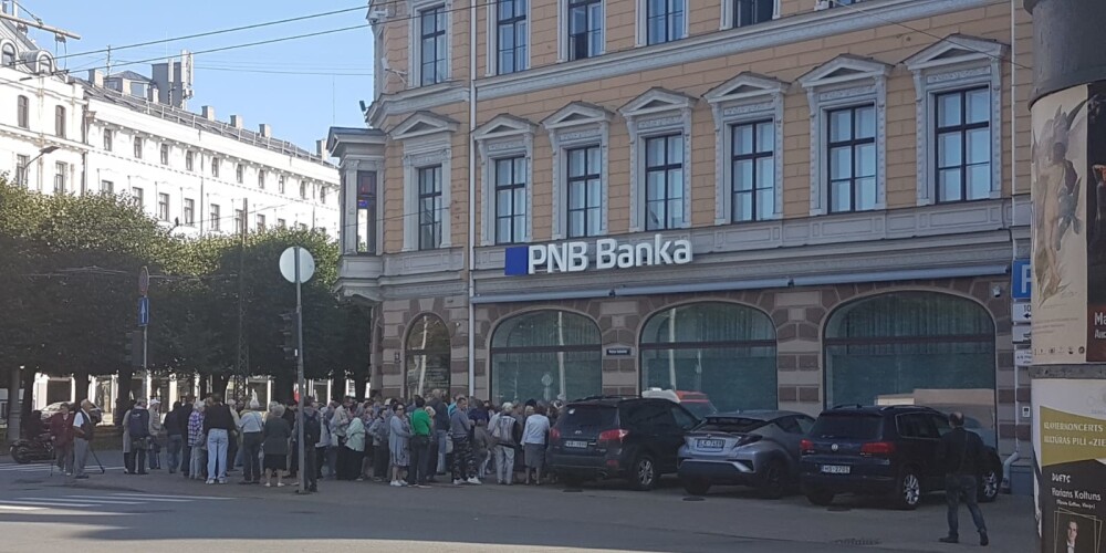 Клиенты "PNB banka" собрались у банка еще до начала его работы