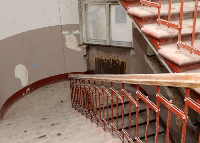 В Риге мужчина ударил ножом в живот 89-летнюю соседку