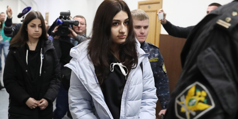 Trīs māsas no Krievijas, kuras brutāli nogalināja savu tēvu, aizkustinājušas iedzīvotāju sirdis