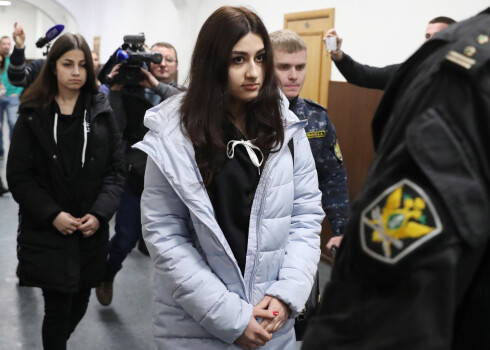 Trīs māsas no Krievijas, kuras brutāli nogalināja savu tēvu, aizkustinājušas iedzīvotāju sirdis