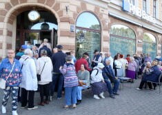 Ja nav īpaši spiedīga situācija, stāvēt bezgalgarajās rindās pie PNB banku filiālēs nav nepieciešams. Tās strādās vēl vismaz mēnesi, bet garantijas atlīdzības saņemšanai pieteikties varēs vēl piecus gadus.