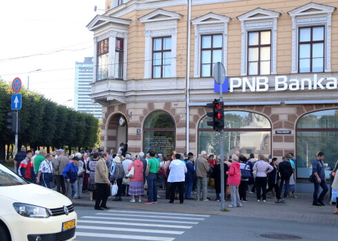 Sākoties garantēto atlīdzību izmaksām, "PNB Bankas" klienti gaida rindā pie bankas galvenās filiāles Raiņa bulvārī.