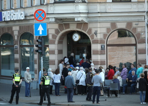 Sākoties garantēto atlīdzību izmaksām, "PNB Bankas" klienti gaida rindā pie bankas galvenās filiāles Raiņa bulvārī.