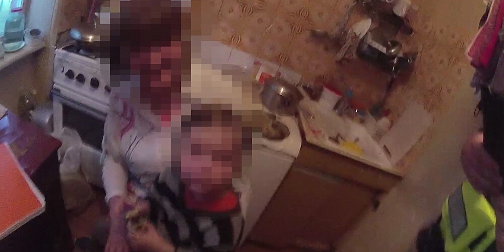 В Риге случайно нашли двух маленьких детей, которых мать "забыла" на три дня в квартире