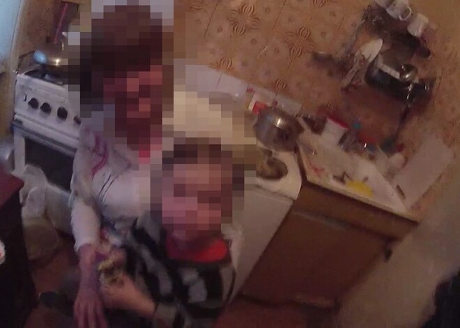 В Риге случайно нашли двух маленьких детей, которых мать "забыла" на три дня в квартире