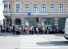 Sākoties garantēto atlīdzību izmaksām, "PNB Bankas" klienti gaida rindā pie bankas galvenās filiāles Raiņa bulvārī.