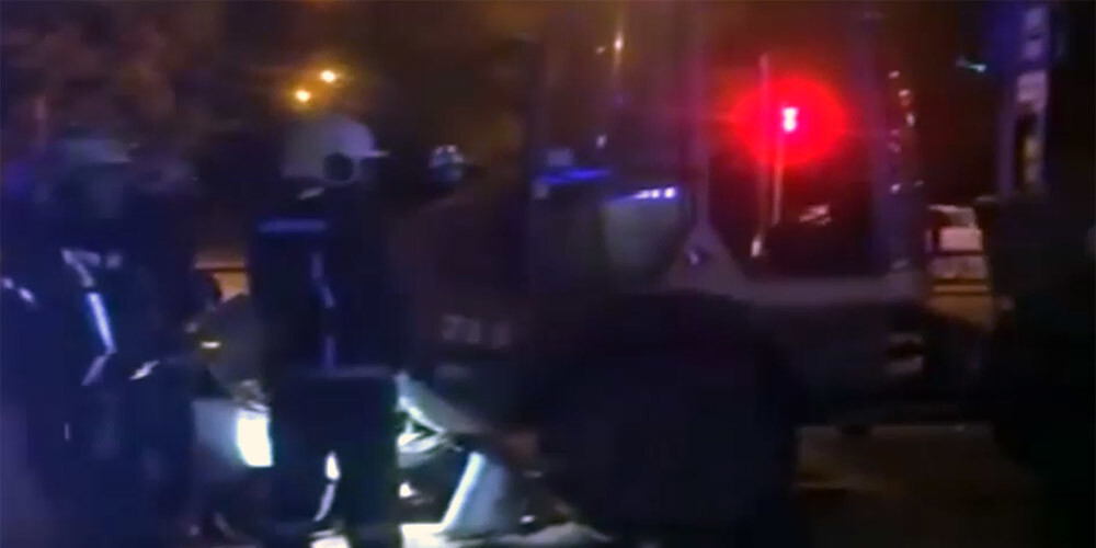 VIDEO: Ķengaragā automašīna ietriecas ekskavatorā