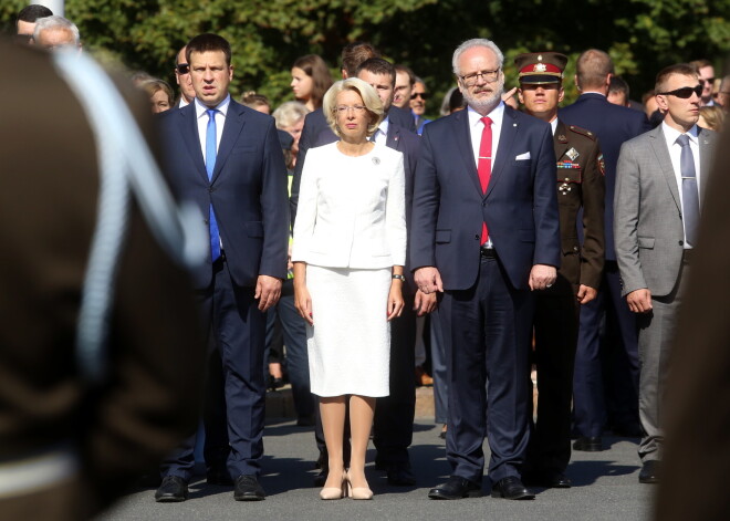 Valsts prezidents Egils Levits (no labās), Saeimas priekšsēdētāja Ināra Mūrniece un Igaunijas premjerministrs Jiri Ratass ziedu nolikšanas ceremonijas laikā pie Brīvības pieminekļa,  godinot Baltijas ceļa 30. gadskārtu.