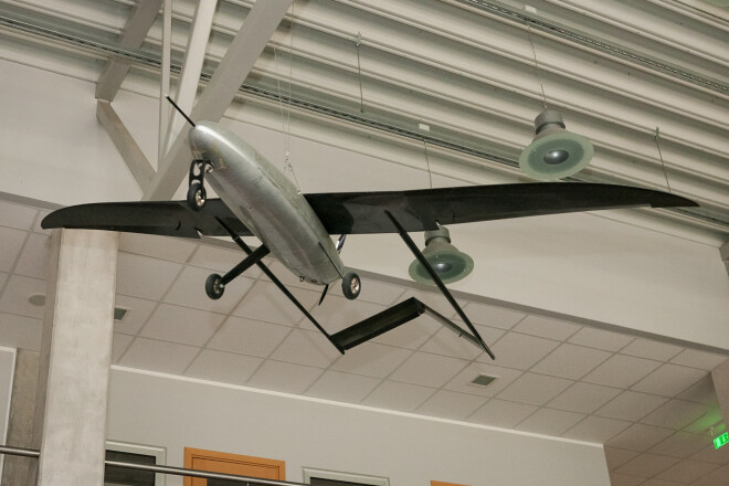 Otrais prototips, melnais "Pingvīns 2", rotā darbnīcas augstos griestus.