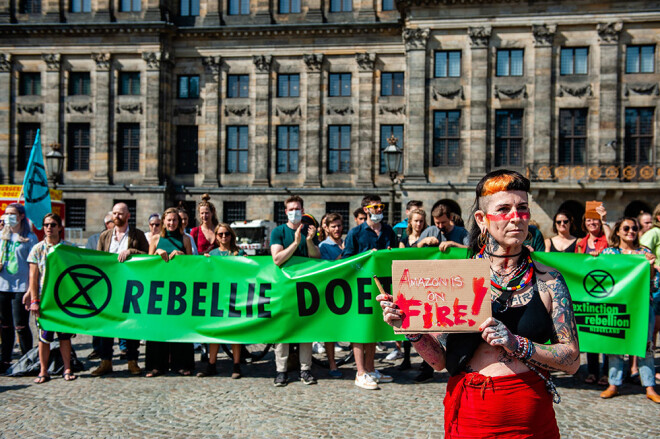 Klimata aktīvisti Amsterdamā protestē pret ugunsgrēkiem Amazones lietusmežos.