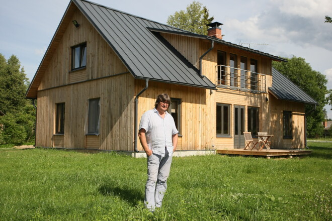 Jānis pie savas lauku mājas Krimuldas novadā. Tagad viņš tur vairs nedzīvo, bet ir jaunas apmešanās vietas, kur veikt arī radošo darbību, meklējumos.