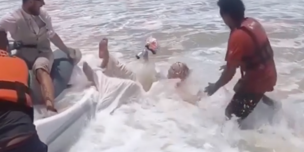 VIDEO: līgava savā kāzu dienā nogāžas no ūdens motocikla un sabojā kleitu