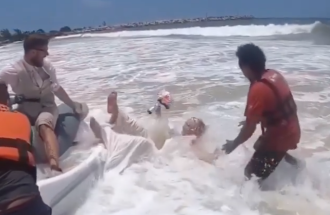 Apsēžoties uz ūdens motocikla, kur Aliju jau gaidīja līgavainis, viļņi to sāka vilkt dziļumā, kā rezultātā līgava savā īpašajā dienā iegāzās Karību jūrā.