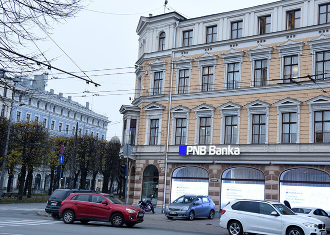 Iepriekš klientu rindu ieskautā "PNB bankas" filiāle Rīgas centrā sestdien teju tukša