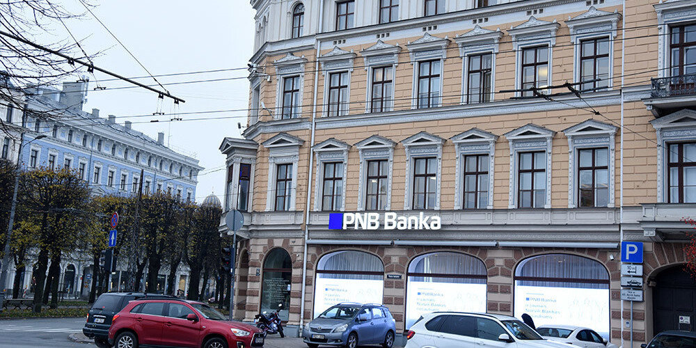 Ранее окруженный толпой людей филиал "PNB banka" в центре Риги в субботу был почти пуст