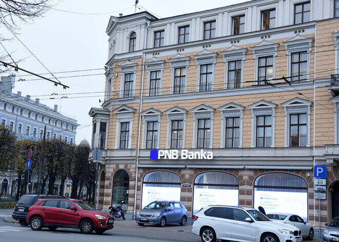 Ранее окруженный толпой людей филиал "PNB banka" в центре Риги в субботу был почти пуст