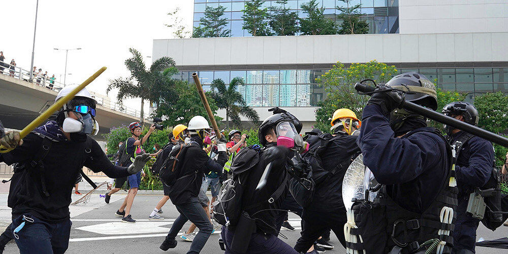 Honkongā atsākušās asas sadursmes starp policiju un protestētājiem