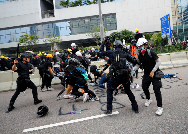 Honkongā pēc vairākas dienas ilgušā relatīvā miera sestdien atsākušās policijas un protestētāju sadursmes, kārtības sargiem demonstrantu izklīdināšanai pielietojot asaru gāzi un stekus.