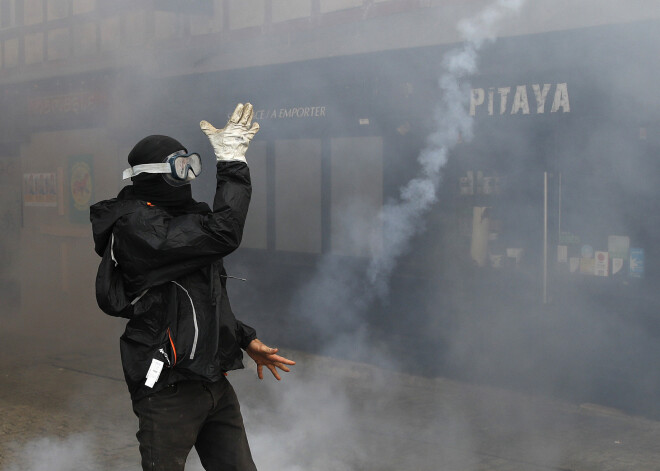 Netālu no G7 samita vietas jau sākas sadursmes starp protestētājiem un policiju