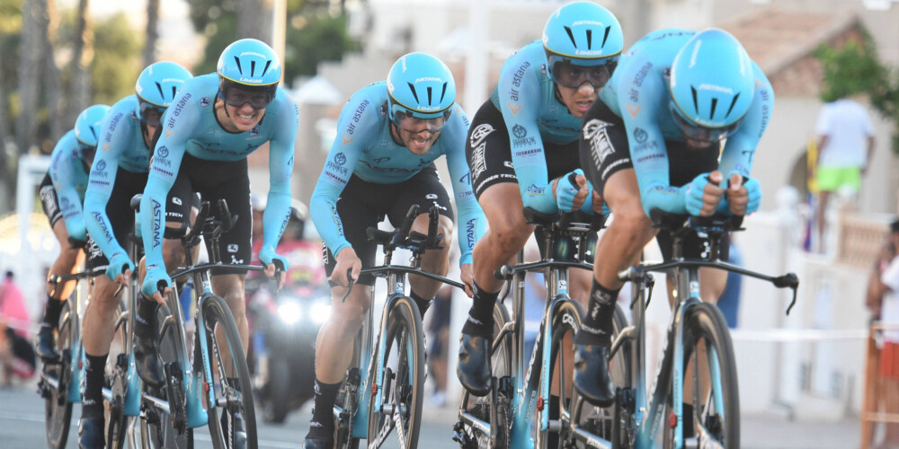 "Vuelta a Espana" sākas ar "Astana" uzvaru komandu braucienā