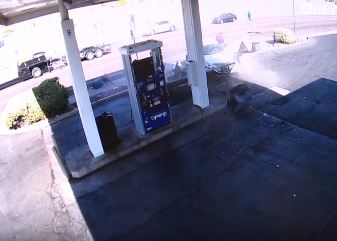 Видео: авто влетело в остановку, сбив мужчину и чудом не задев женщину-инвалида