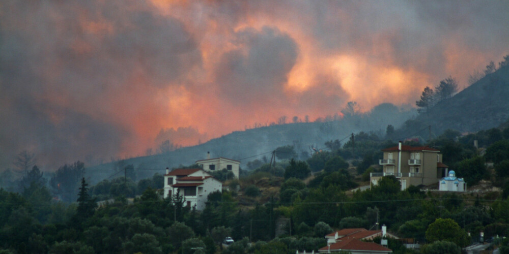 Tūristu iecienītos Grieķijas reģionos izcēlušies desmitiem mežu ugunsgrēku