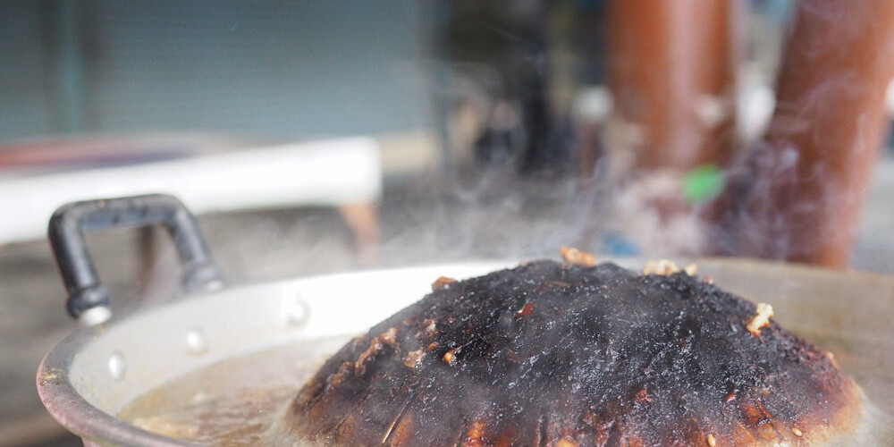 В Даугавпилсе загорелась оставленная на плите еда: пожарные спасли пострадавшего человека