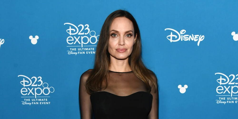 Анджелина Джоли вышла в свет в платье с высоким разрезом