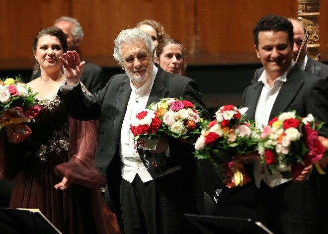 Skatītāji ar ovācijām Zalcburgā sveic seksuālos noziegumos apsūdzēto Plasido Domingo