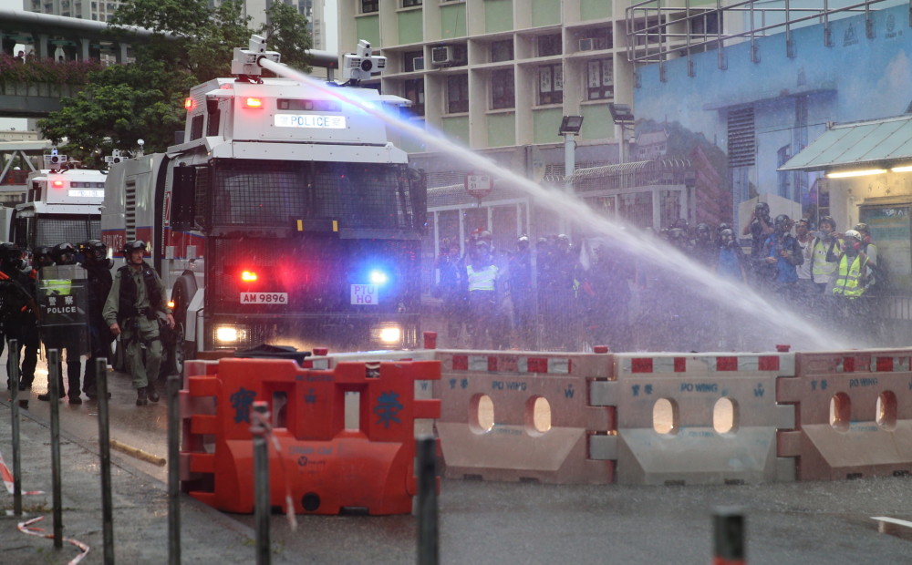 Policisti Honkongā pret protestētājiem pirmo reizi pielietojuši ūdens lielgabalus